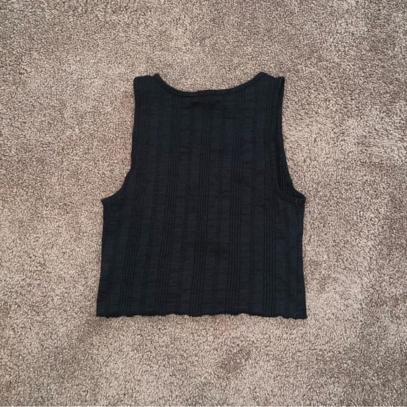 AE Crop Top - Picture 2 of 3